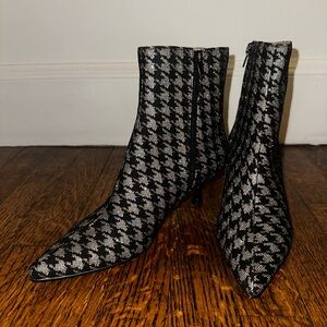 Betsey Johnson Parker pointed toe kitten heel booties metallic black/silver Sz 6